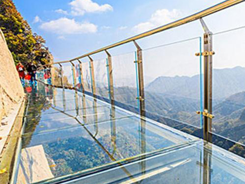 玻璃吊橋受到外國人質(zhì)疑，不遠(yuǎn)萬里來砸橋，結(jié)局讓人很無奈